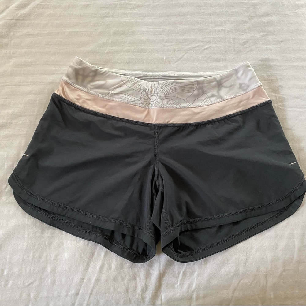 Rare Lululemon shorts rare print size 4